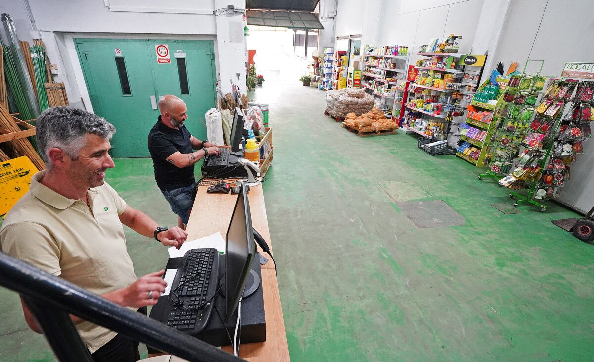 Óscar e José Manuel Taboada nas amplias instalacións de Agrícola Peyca, en Borrateiros, 22, Figueirido (Vilaboa)