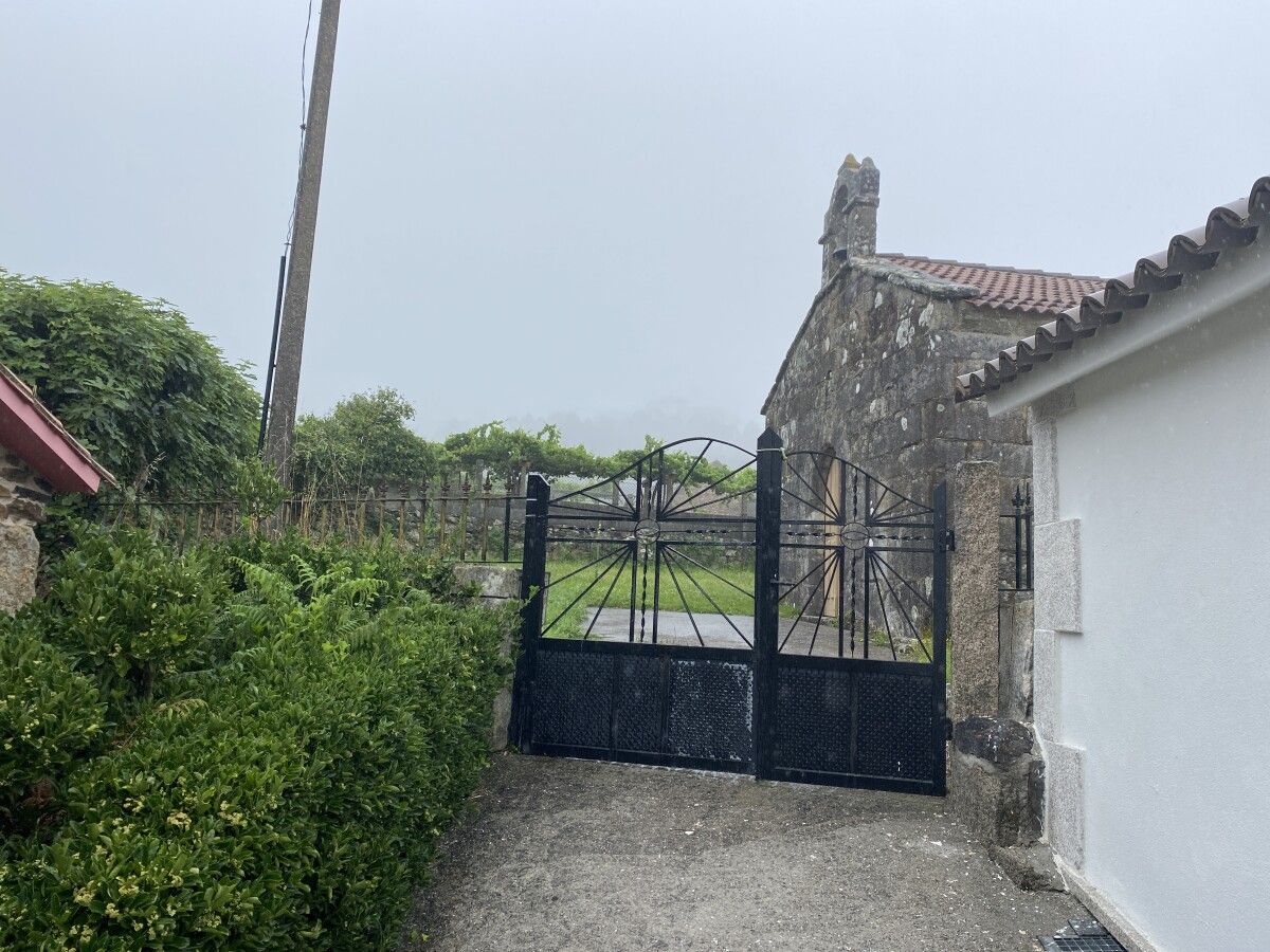 Contorna da capela de San Amaro de Arra, en Adina