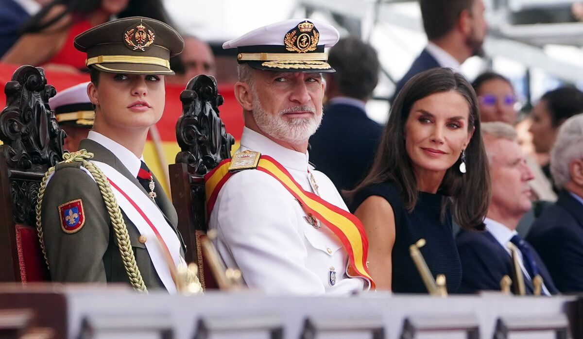 Entrega de reais despachos na Escola Naval con Felipe VI, Letizia e Leonor