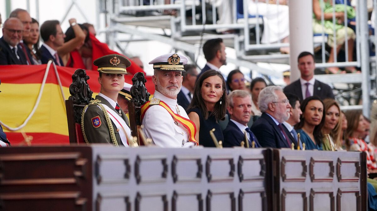 Entrega de reais despachos na Escola Naval con Felipe VI, Letizia e Leonor