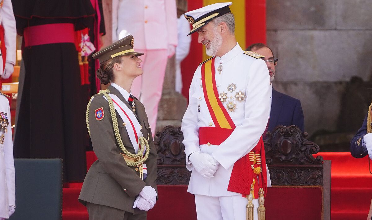 Entrega de reales despachos en la Escuela Naval con Felipe VI, Letizia y Leonor