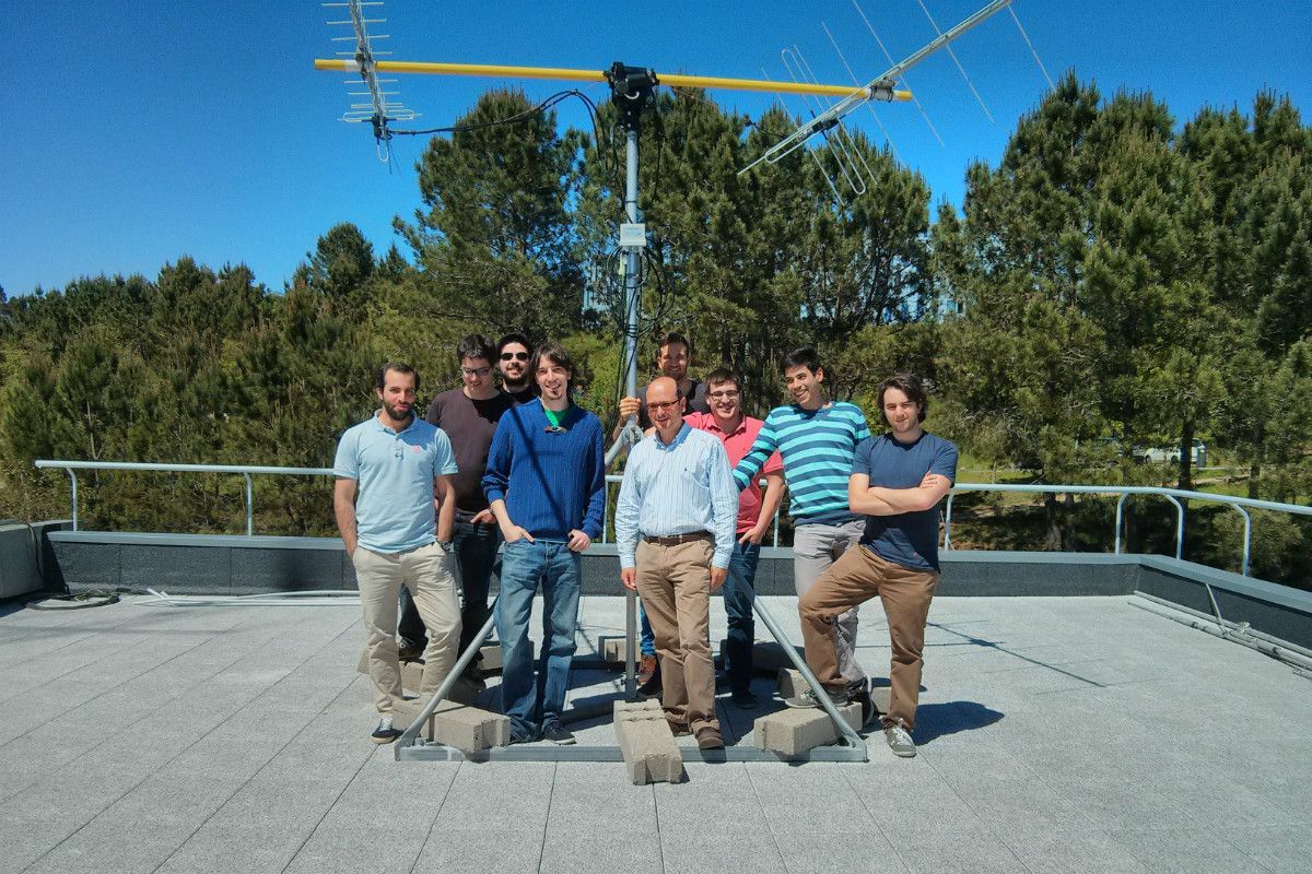 Los investigadores del Agrupamiento Aeroespacial de la Universidad junto con el profesor Fernando Aguado