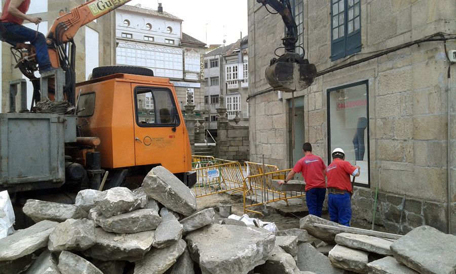 Dos personas trabajando en la Plaza de Ourense