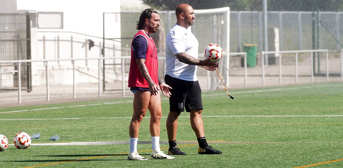 Héctor Hernández, entrenando con el Pontevedra en A Xunqueira