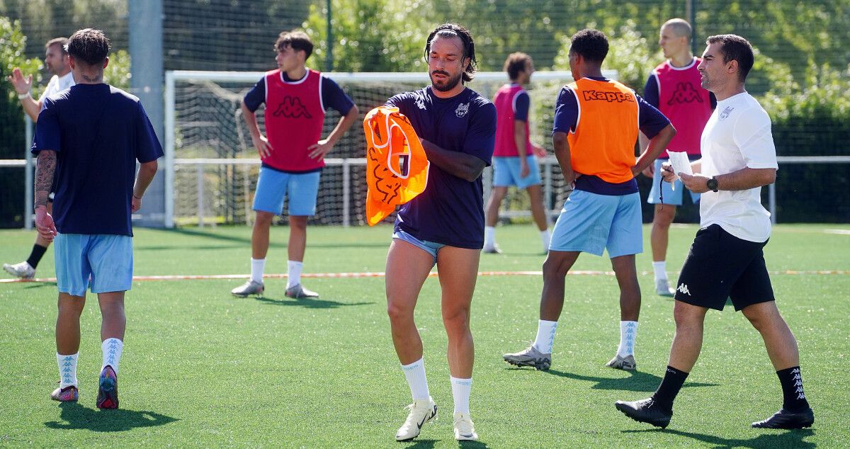 Héctor Hernández, en el primer entrenamiento del Pontevedra CF 24/25