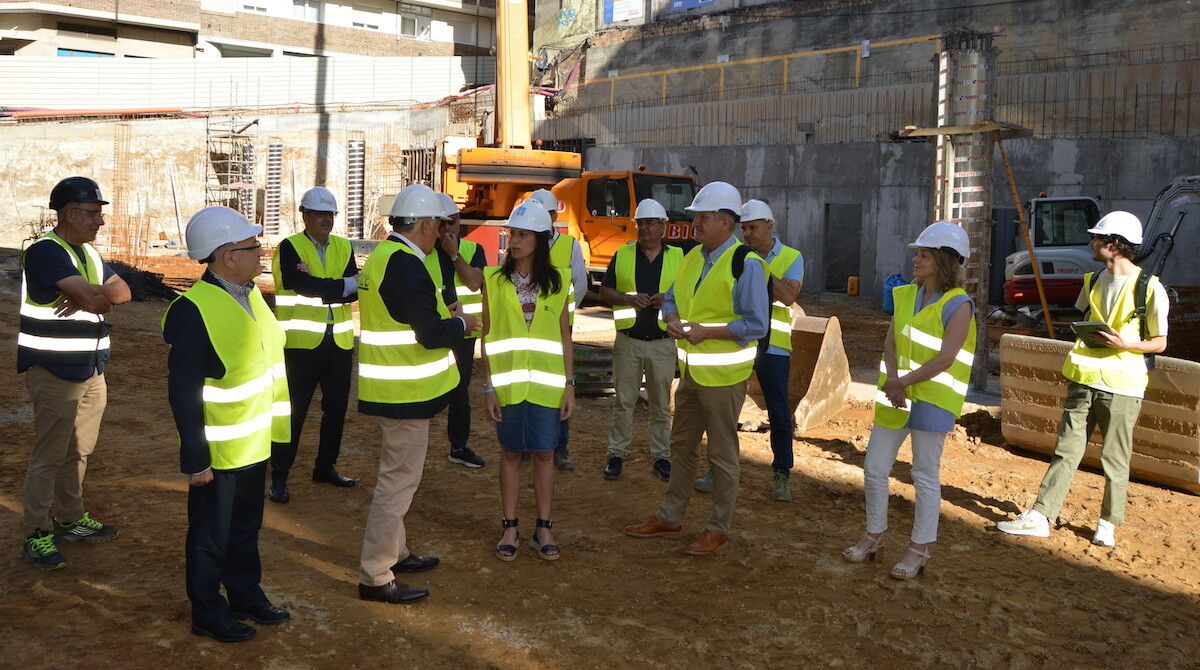 La conselleira María Martínez Allegue visita las obras en el entorno de la plaza de abastos 