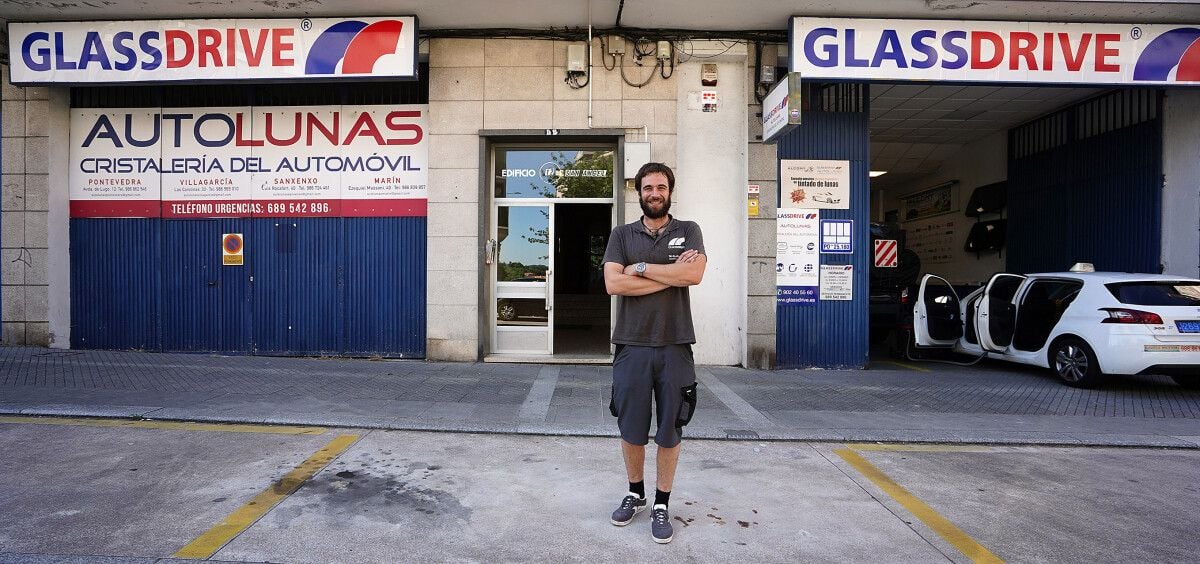 Gabriel Ramos, en el taller de Glassdrive Autolunas situado en la Avda. de Lugo, 12 (Pontevedra)