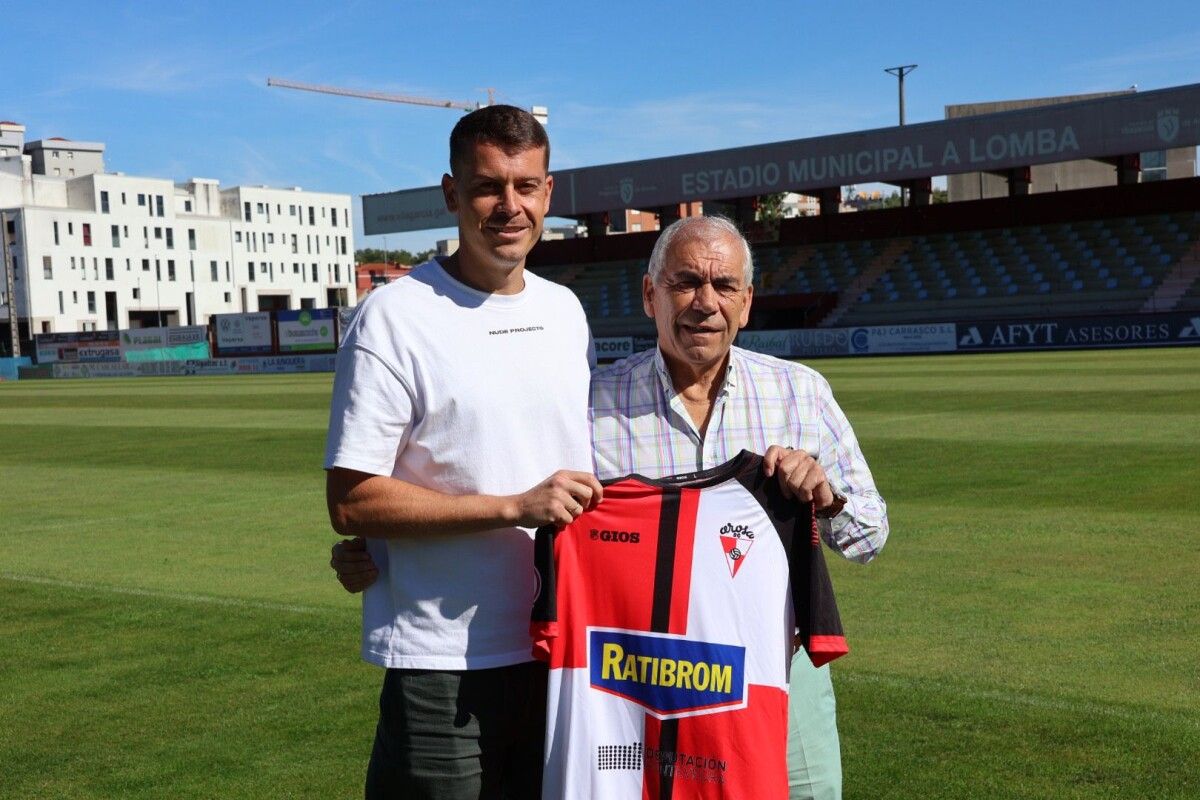 Presentación de Javi Rey como nuevo jugador del Arosa