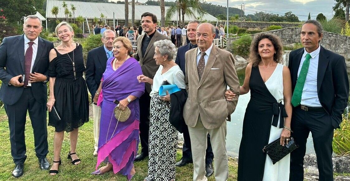 Cuca Vergutini, situada en cuarto lugar por la izquierda, cuando fue premiada por Amigos de Pontevedra