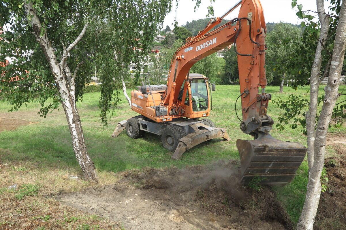 Unha excavadora comezando o movemento de terras