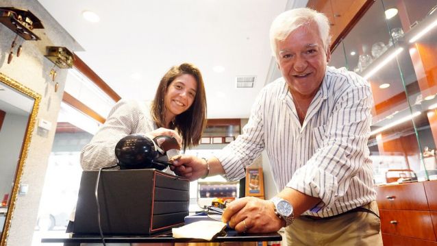 Paula e Pablo mostran como ven a fluorescencia dun diamante