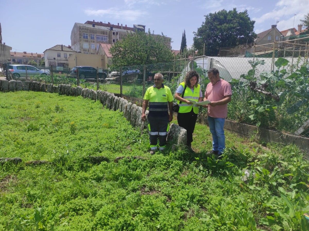 Pablo Garrido y personal de Viaqua estudiando las obras previstas