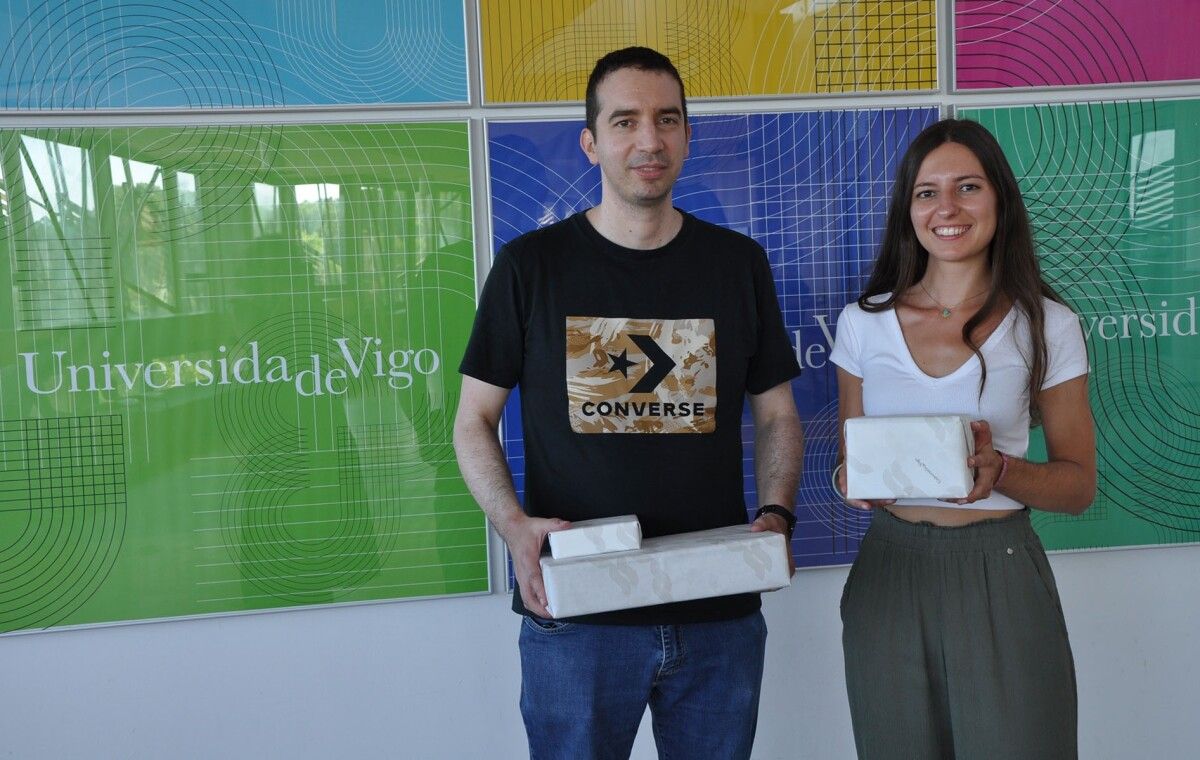 Alberto Gutiérrez y Wendy Fernández con sus premios 