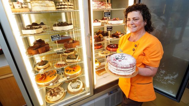 Menchu Collado saca de la nevera de semifríos una tarta red velvet