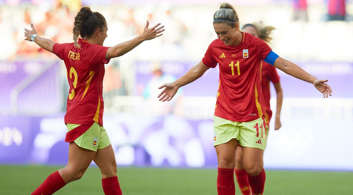 Tere Abelleira e Alexia Putellas celebran o 2-0 de España ante Brasil