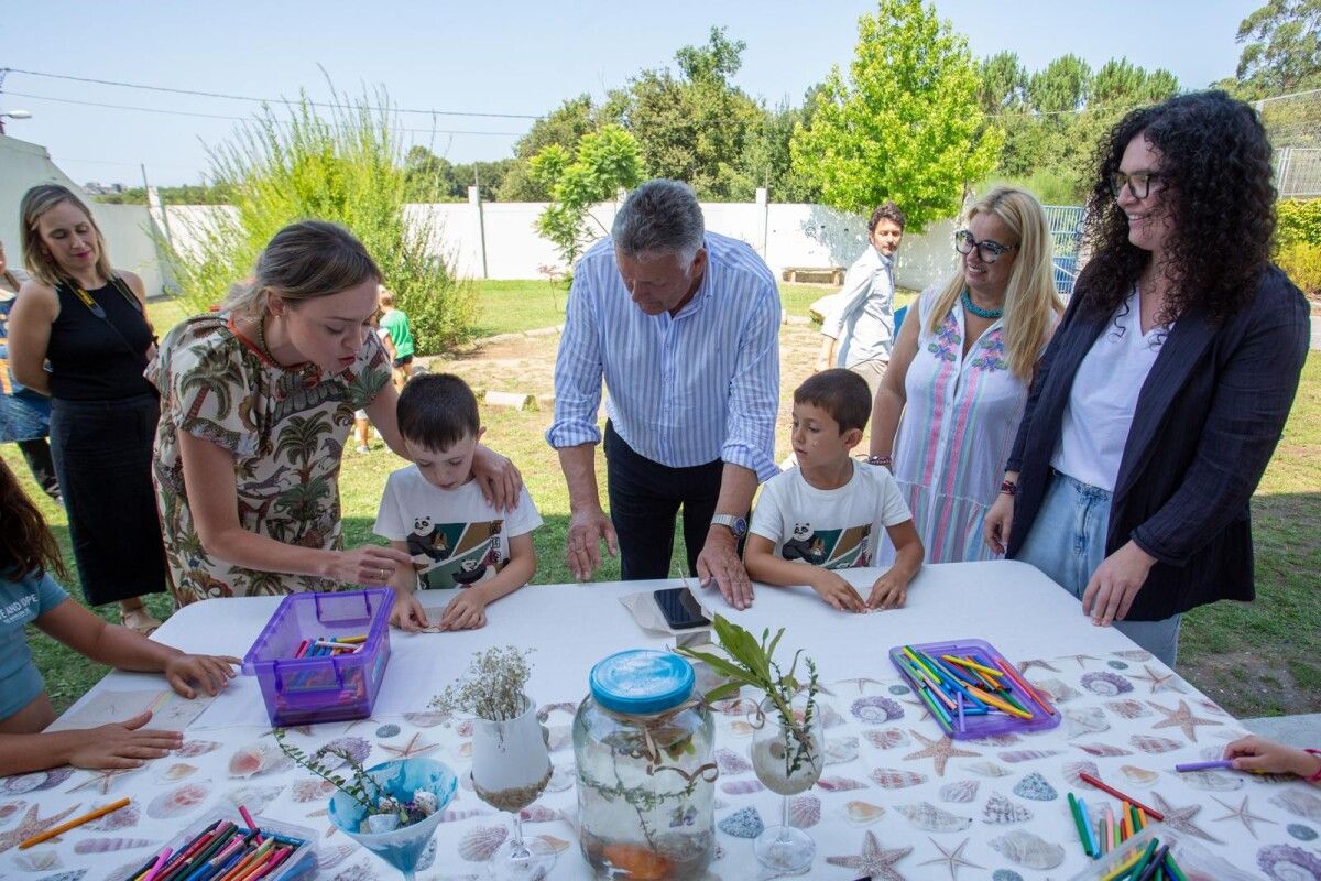 El alcalde y la conselleira visitan el plan Sanxenxo Concilia en el CEIP A Florida