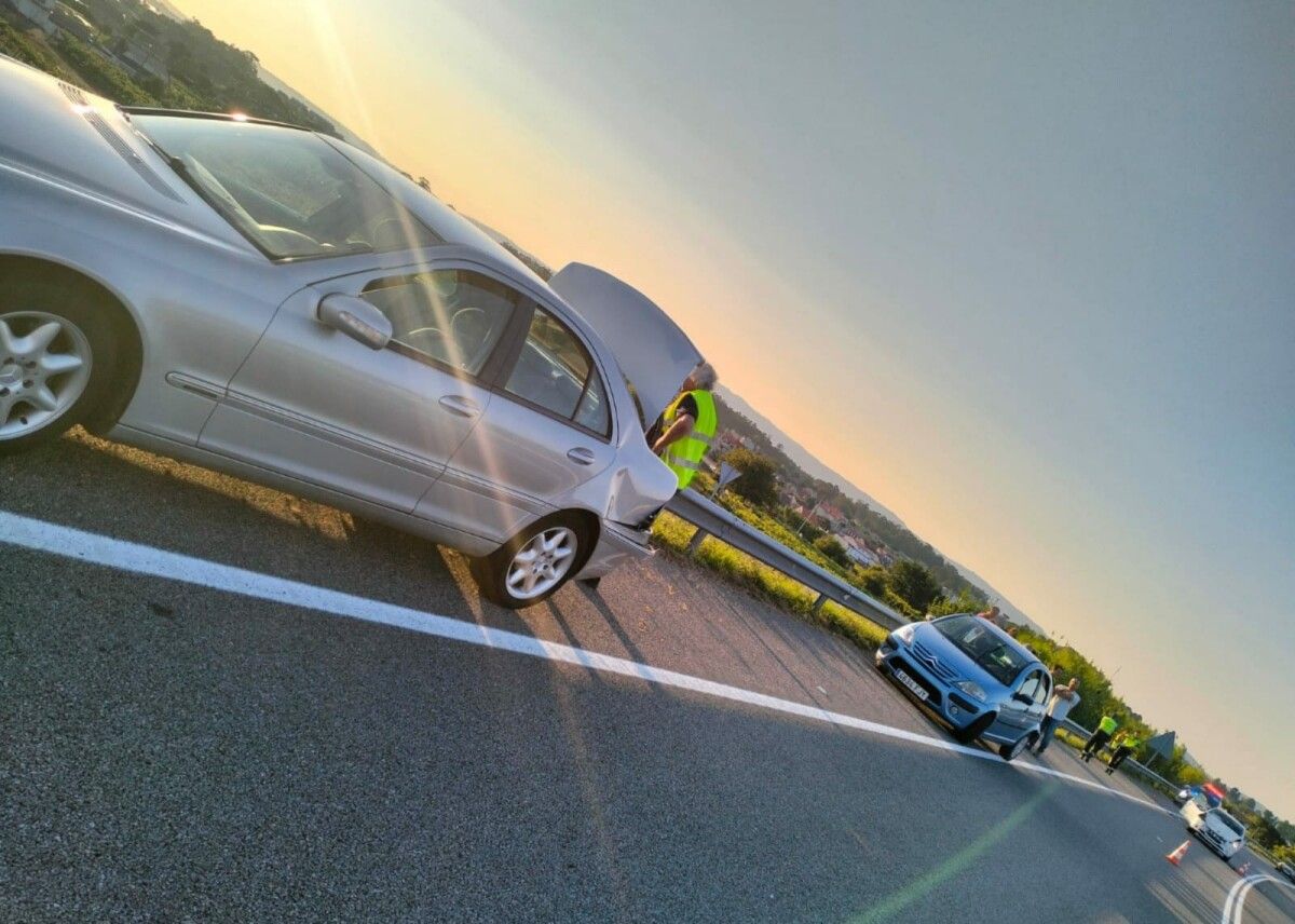 Accidente con tres coches implicados en Cambados