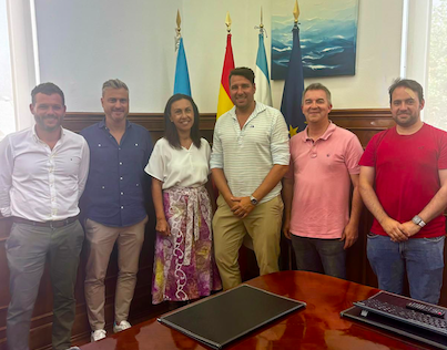 María Ramallo y Antonio Traba con la directiva do Marín CF