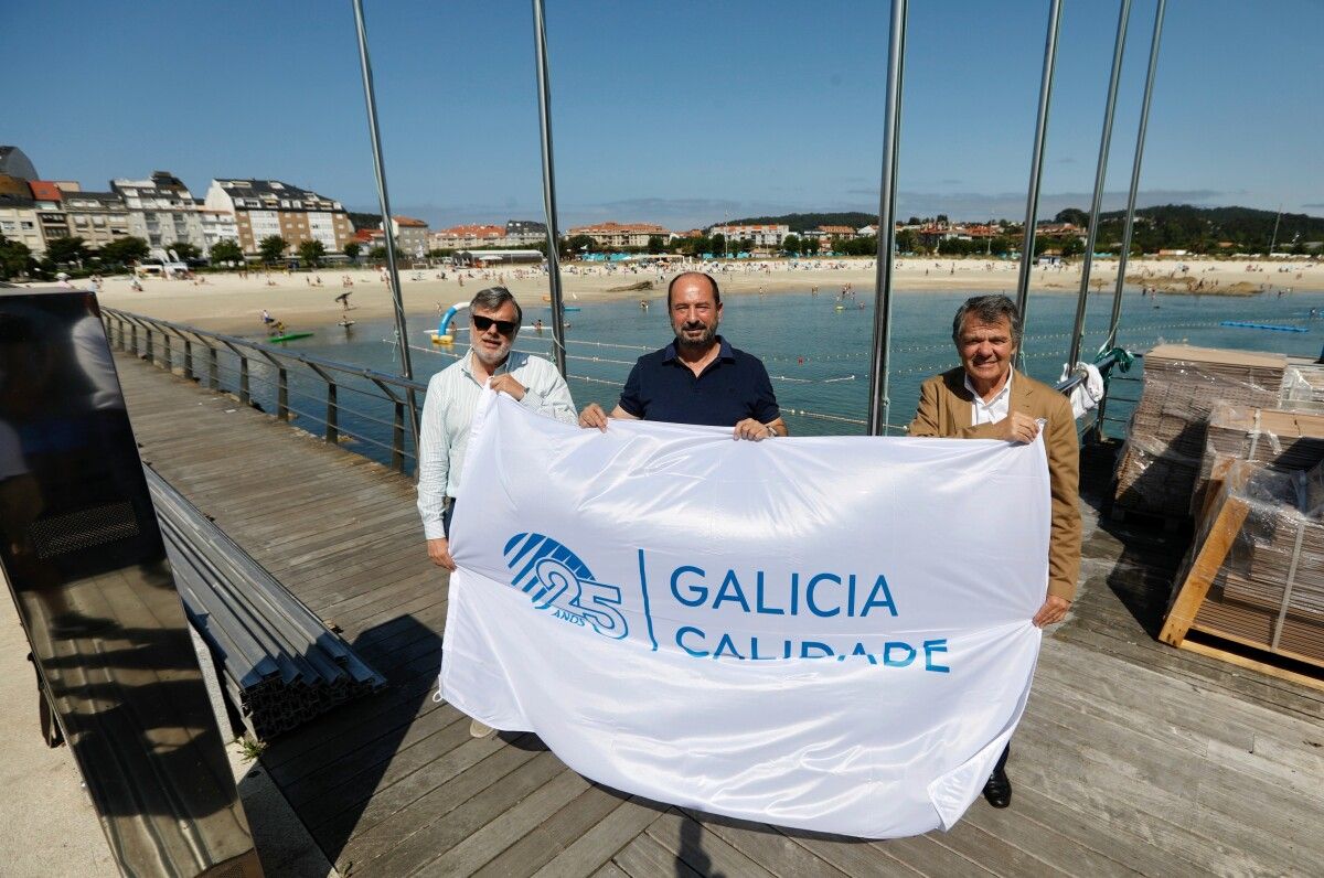 Izado de las banderas azul, Q y S de Calidad y Sostenibilidad turística en Portonovo