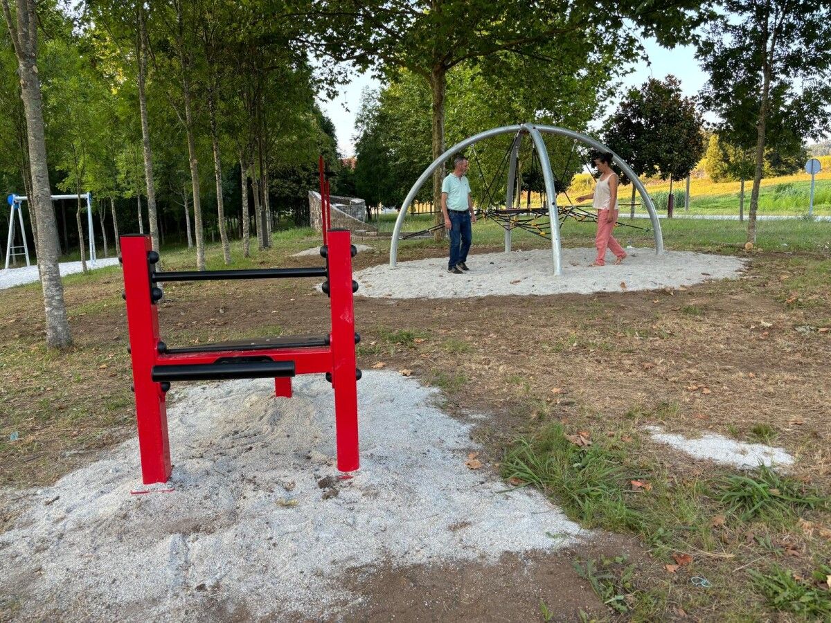 Xosé Manuel Fernández Abraldes y Rocío Martínez, en el nuevo parque de la calle Carrasqueira