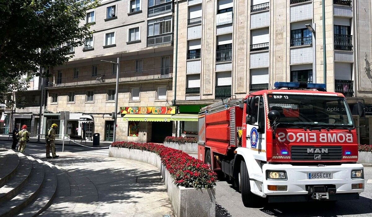 Intervención dos Bombeiros no incendio nun centro de transformación eléctrica de Marín