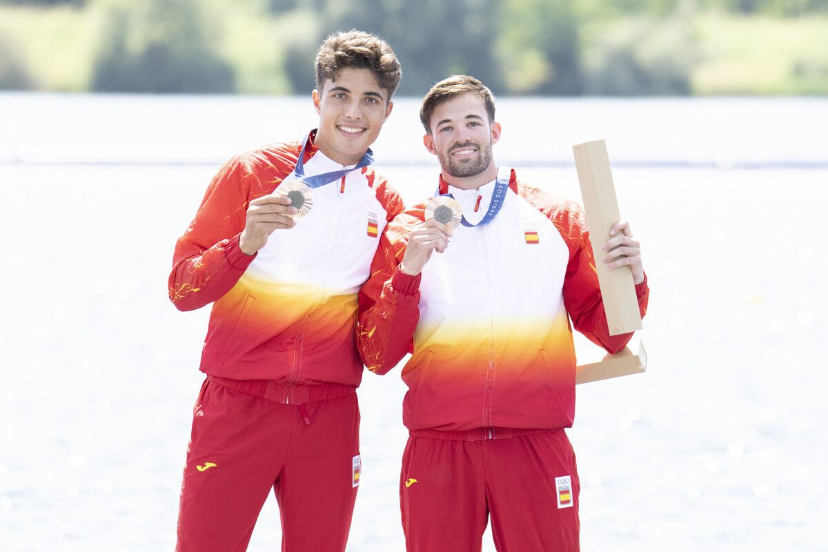 Diego Domínguez (izquierda) con la medalla de bronce olímpica en el C-2 500