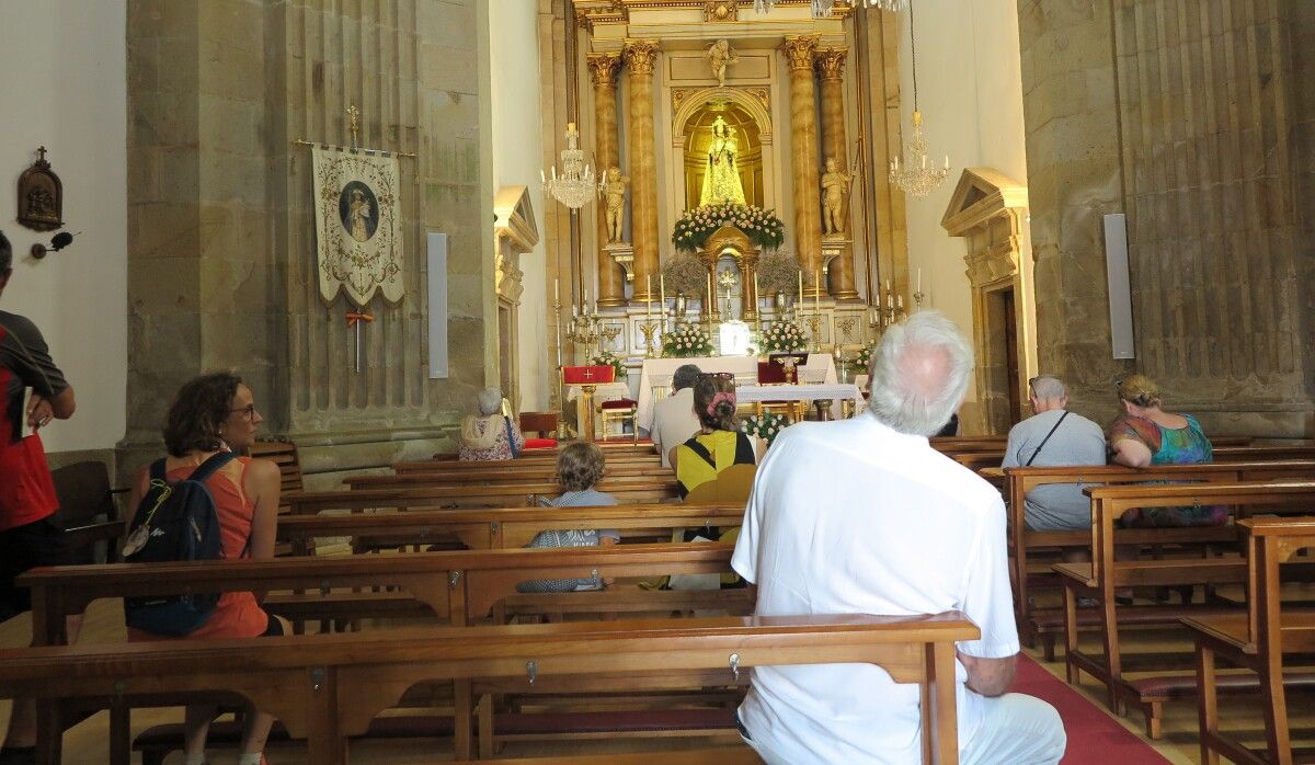 Fieles, peregrinos y visitantes coinciden estos días en el santuario de la Virgen Peregrina