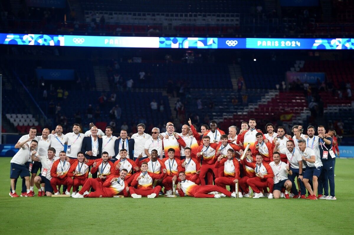 Manu Fernández y el equipo español celebrando el oro en los Juegos Olímpicos