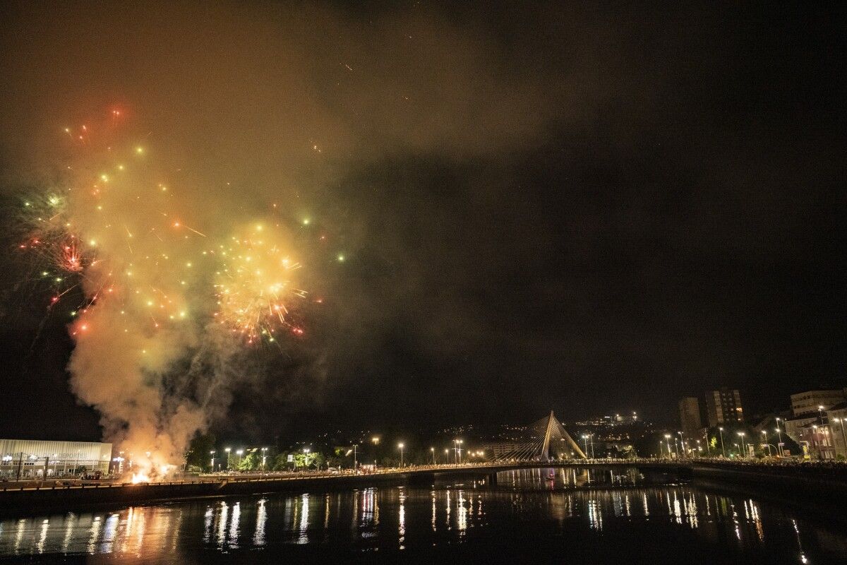 Lanzamiento de fuegos artificiales en el primer día de las Festas da Peregrina 2024