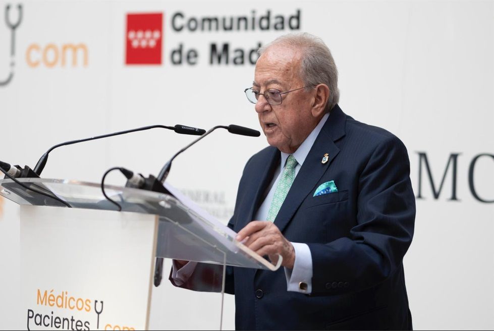 El Dr. Diego Murillo recoge el premio "Médicos y Pacientes" concedido a la Fundación A.M.A.