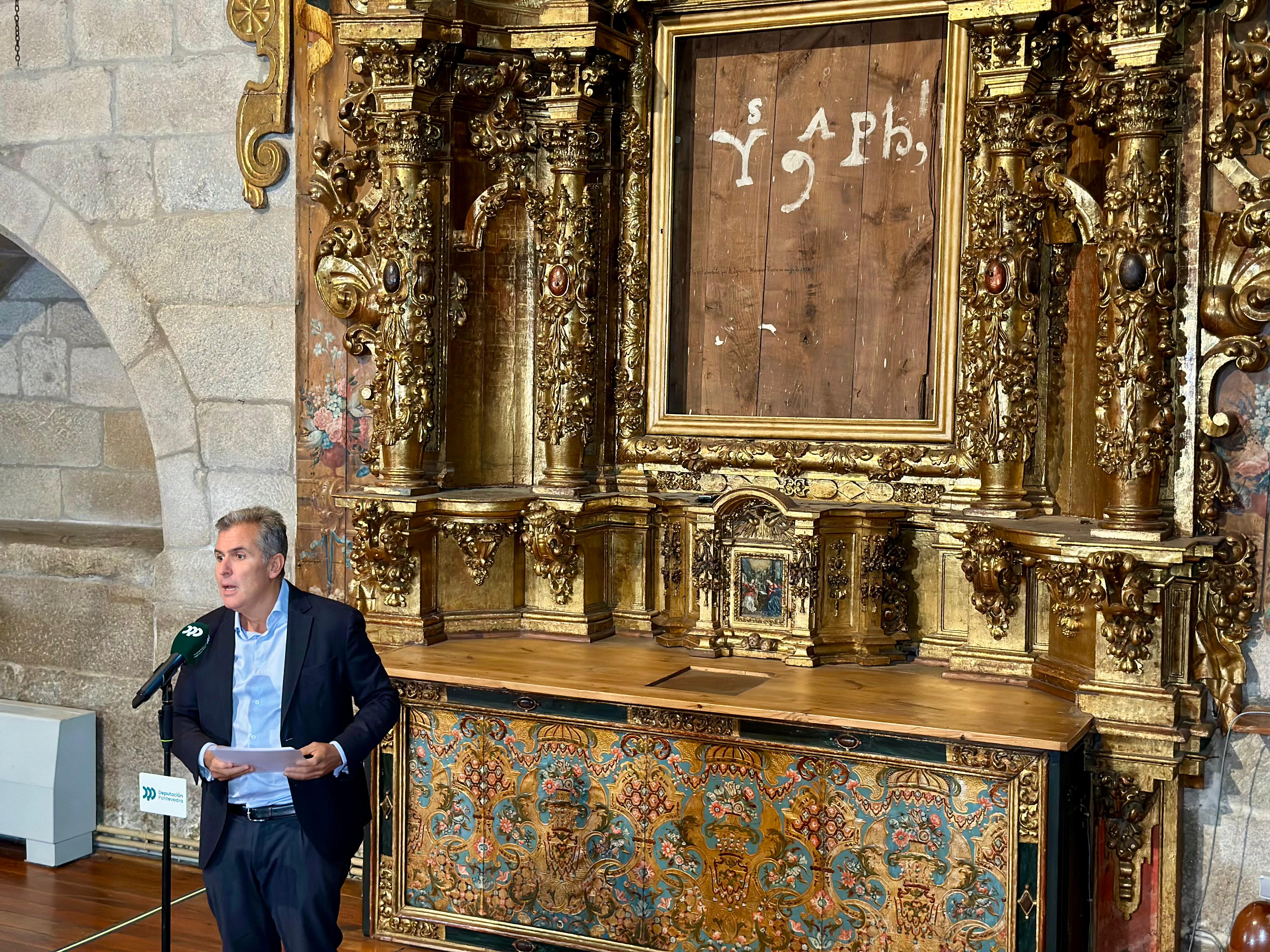 Rafa Domínguez ante el altar de la Virgen de los Desamparados