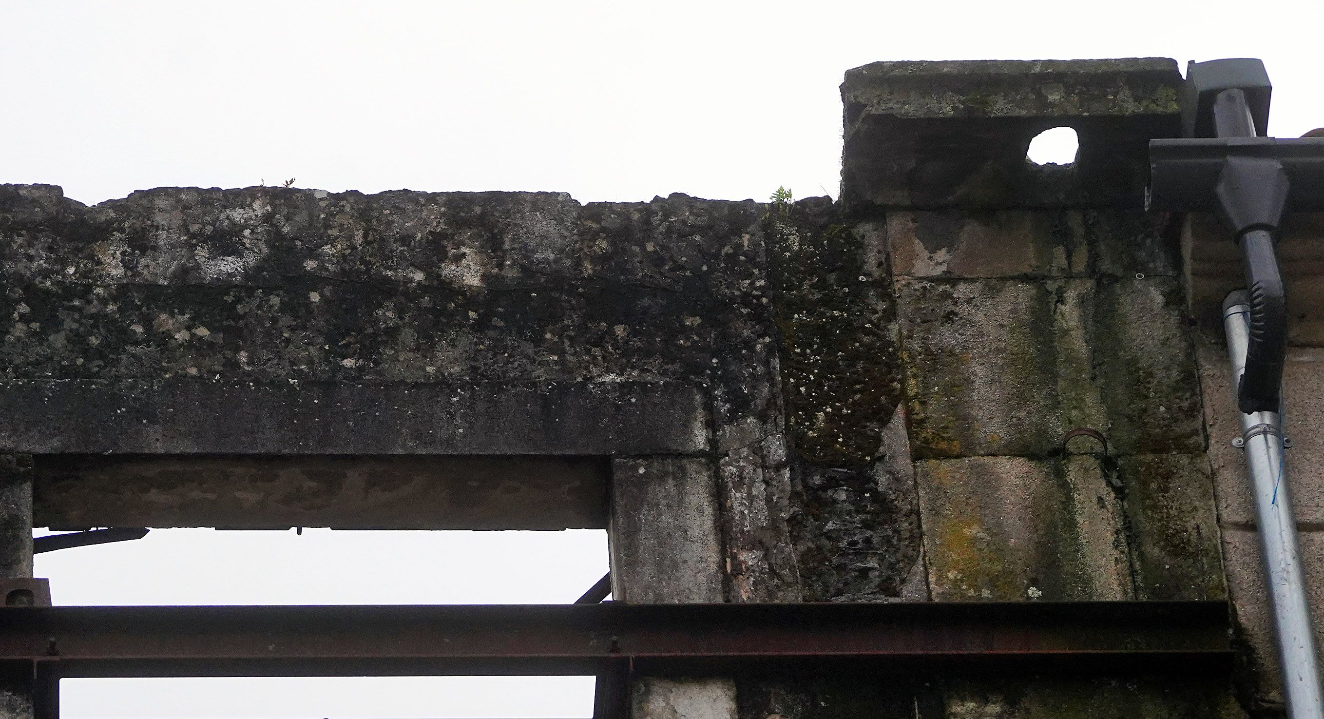 Queixas veciñais polo mal estado dun edificio da rúa Serra