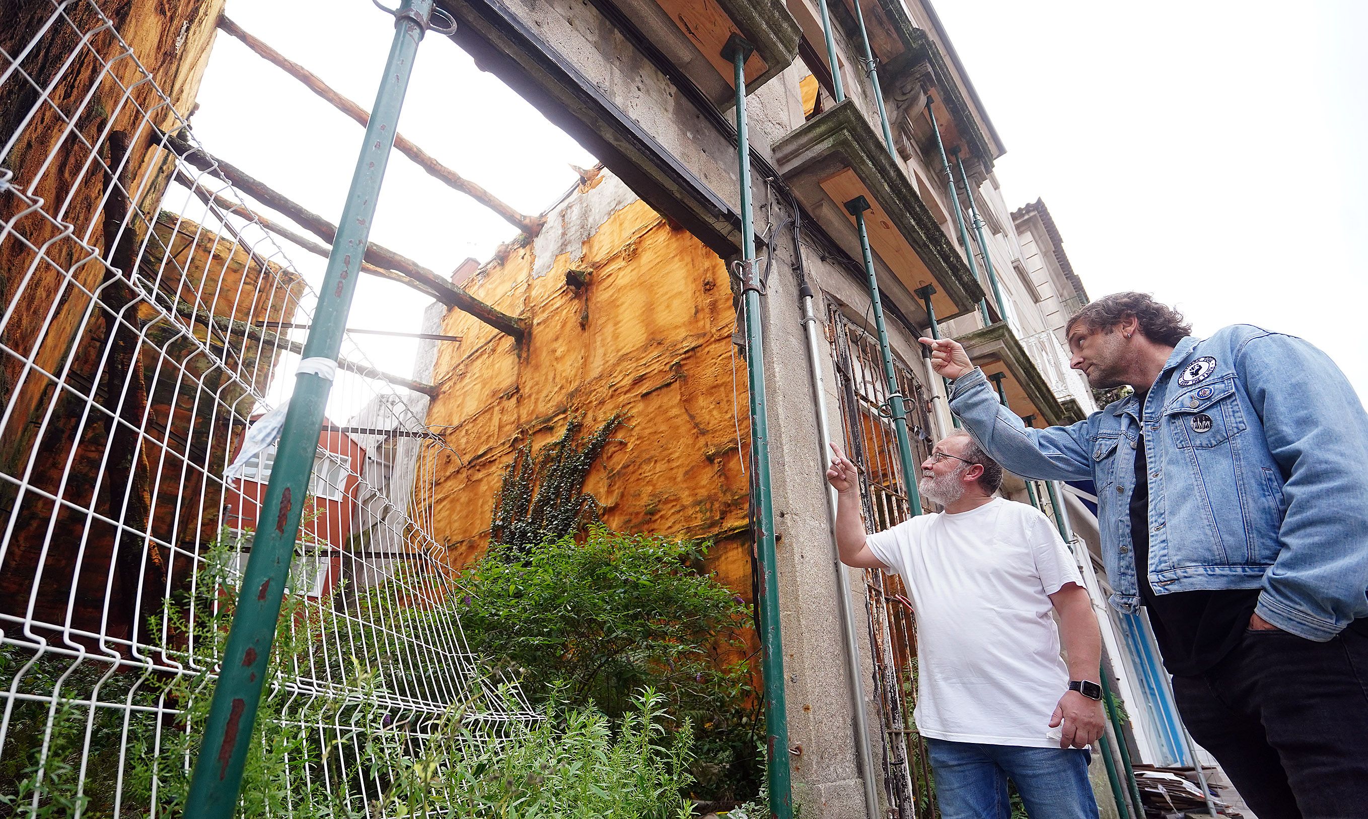 Queixas veciñais polo mal estado dun edificio da rúa Serra