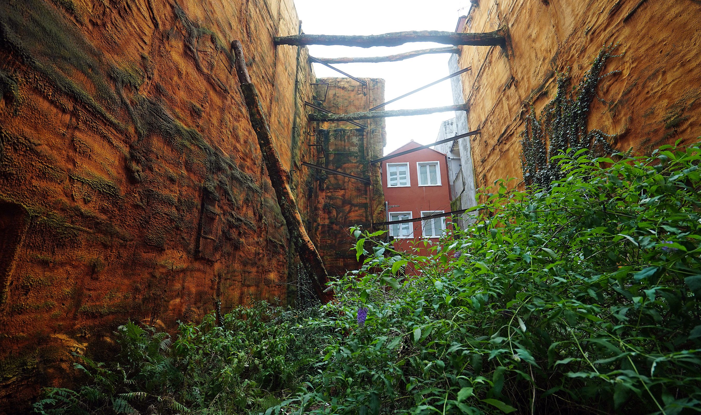 Queixas veciñais polo mal estado dun edificio da rúa Serra