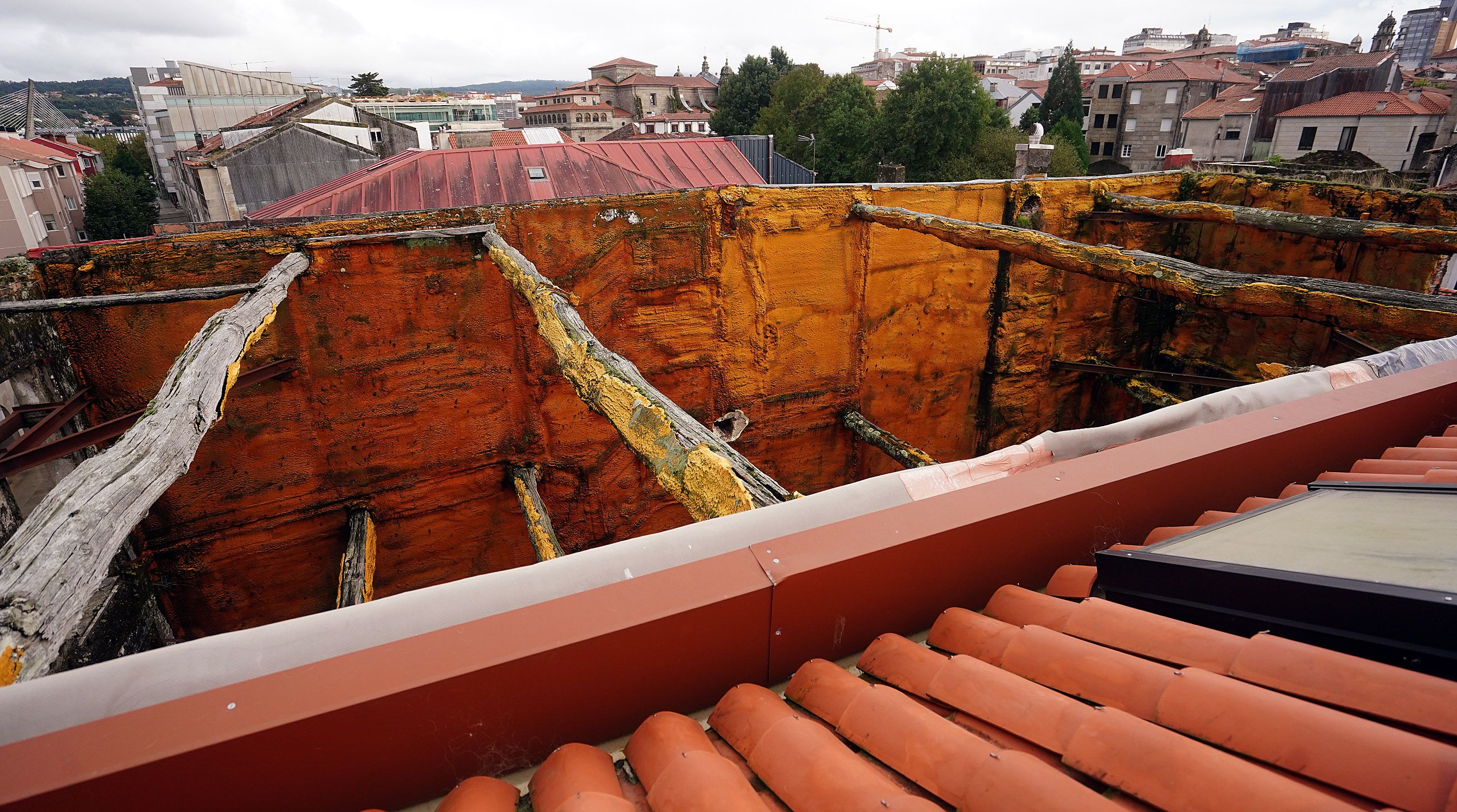 Queixas veciñais polo mal estado dun edificio da rúa Serra