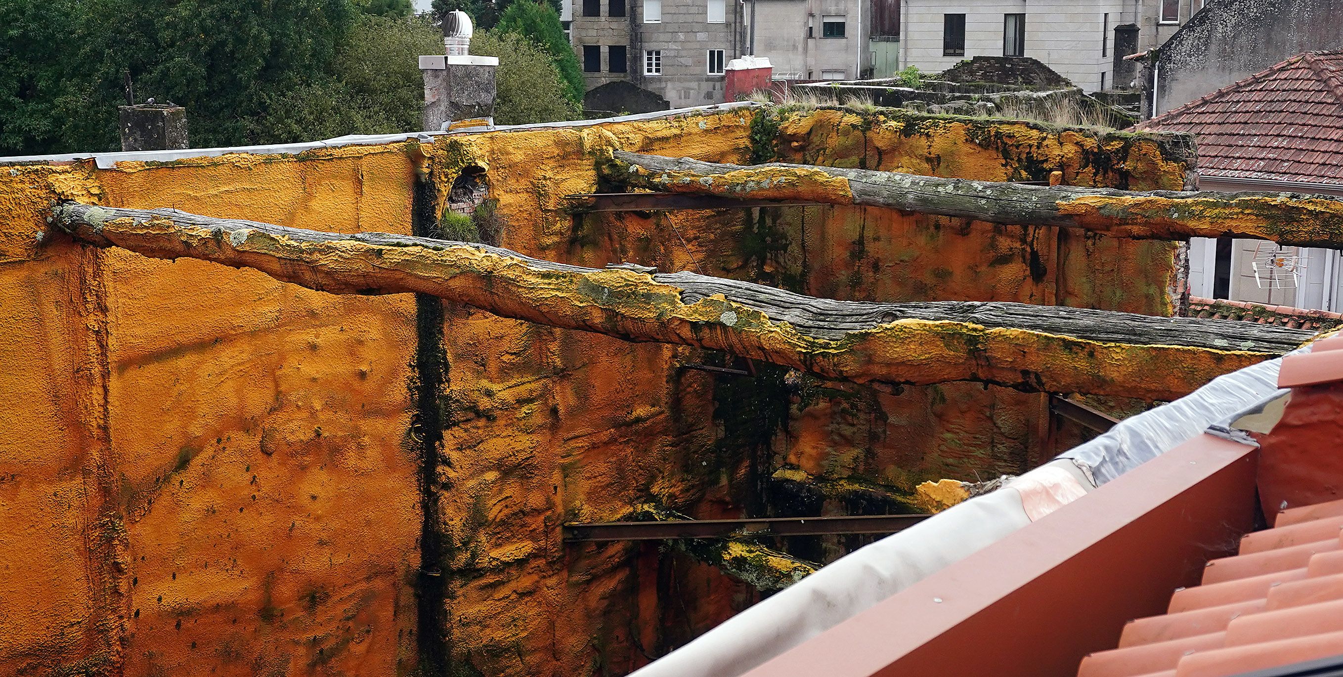 Queixas veciñais polo mal estado dun edificio da rúa Serra