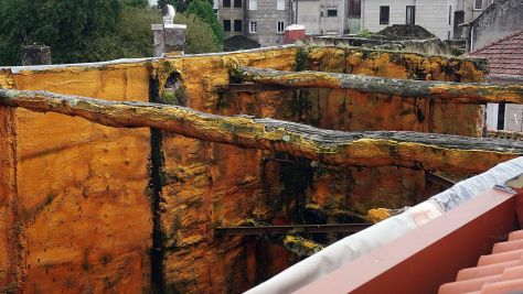 Queixas veciñais polo mal estado dun edificio da rúa Serra