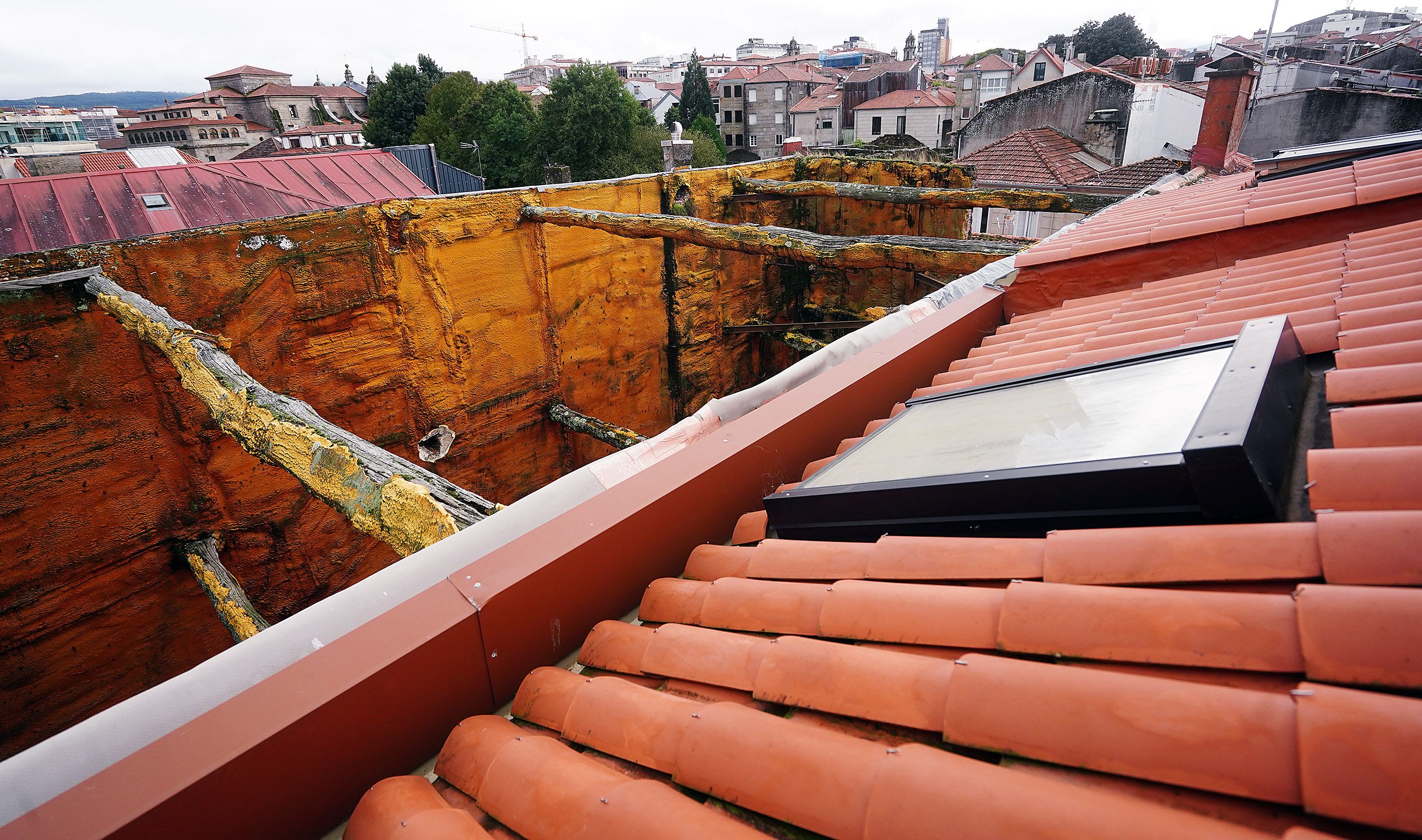 Queixas veciñais polo mal estado dun edificio da rúa Serra