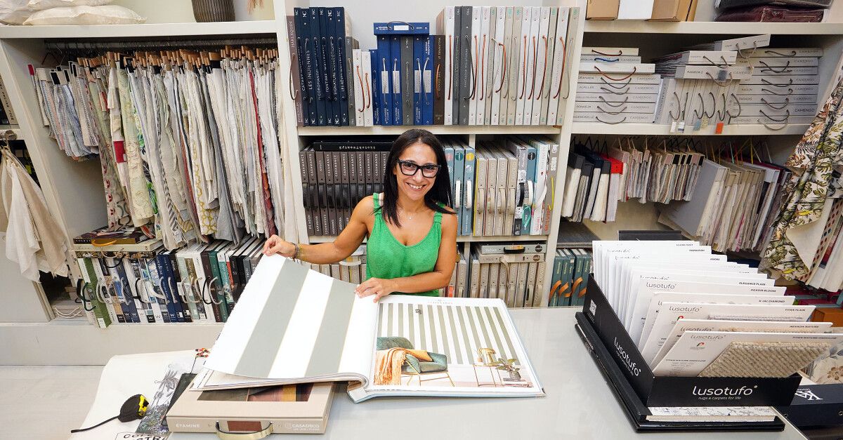 Susana Silva, interiorista y propietaria de Lienzo Decoración, posa en el interior de la tienda