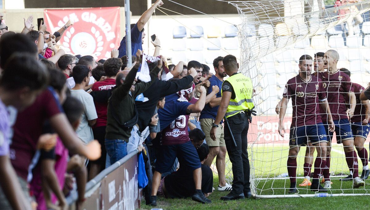 Partido de liga entre Pontevedra y Deportivo Fabril en Pasarón