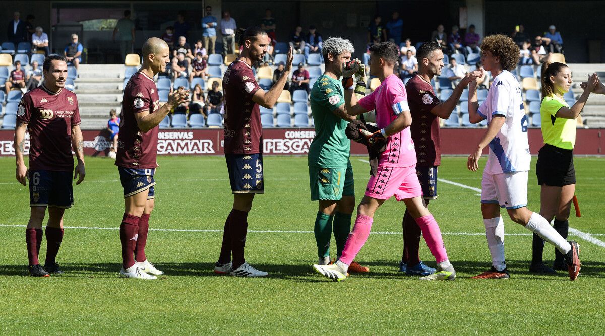 Partido de liga entre Pontevedra y Deportivo Fabril en Pasarón