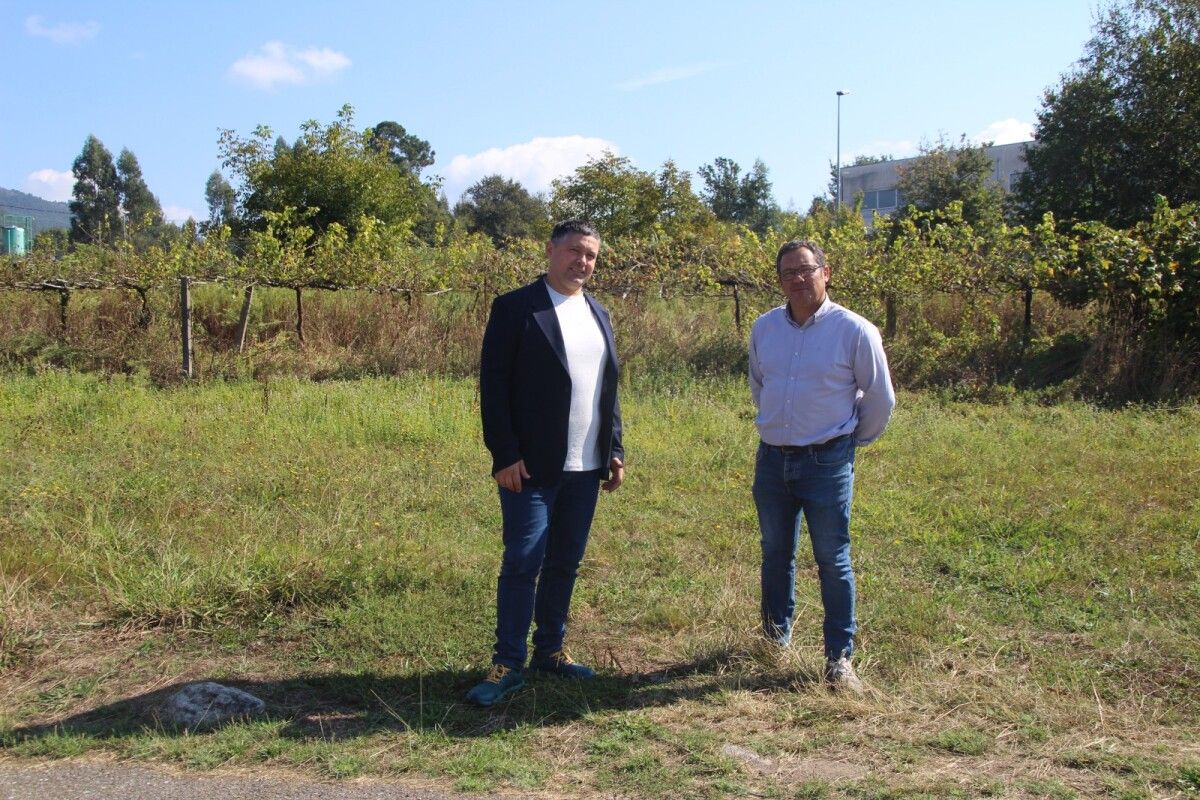 O alcalde Manu Lourenzo e o tenente de alcalde Pablo Garrido nun dos terreos destinados ao novo centro de saúde de Arcade