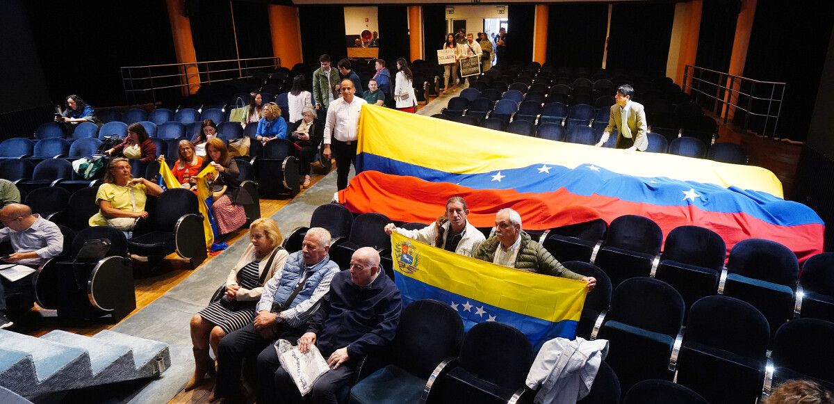 Pleno de la corporación municipal de Pontevedra en el Teatro Principal