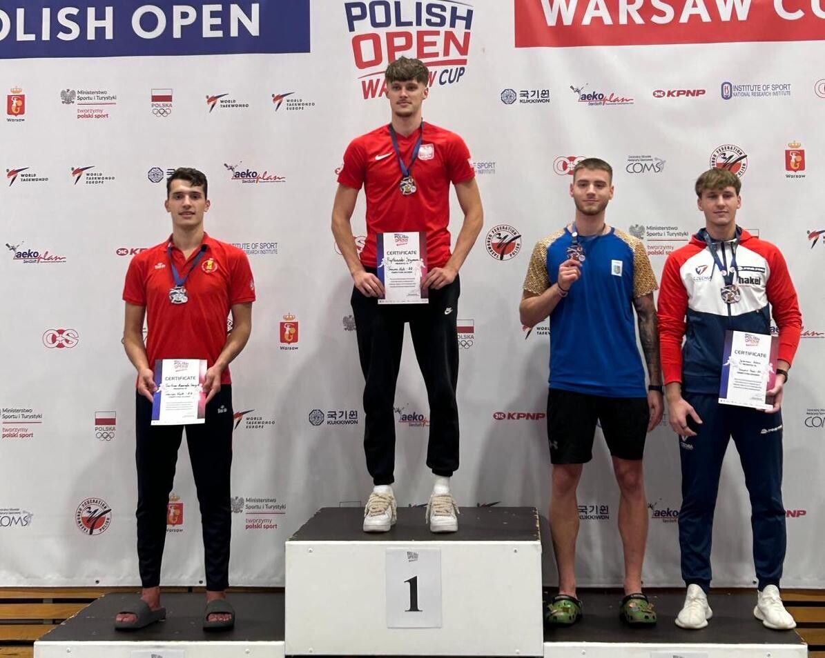 Sergio Troitiño (izquierda) en el podio del Open de Polonia de Taekwondo