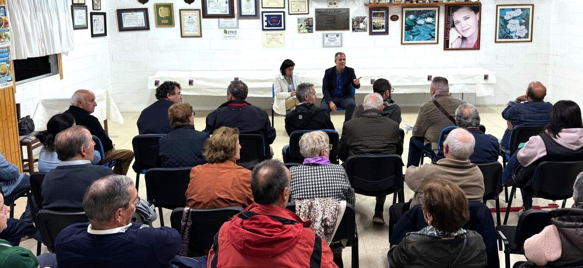 Rafa Domínguez, portavoz municipal del PP, durante el encuentro vecinal en Mourente