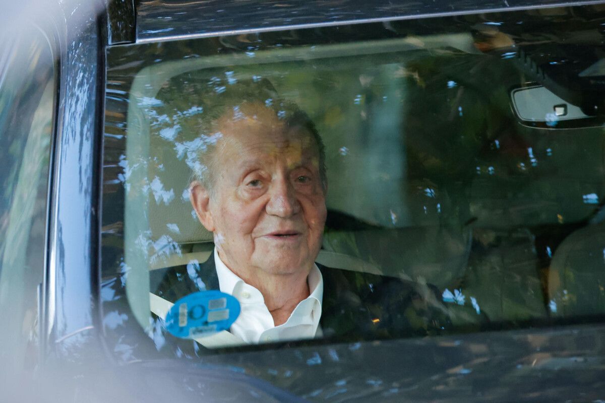 El rey emérito Juan Carlos I, a la salida en coche de la Escuela Naval de Marín