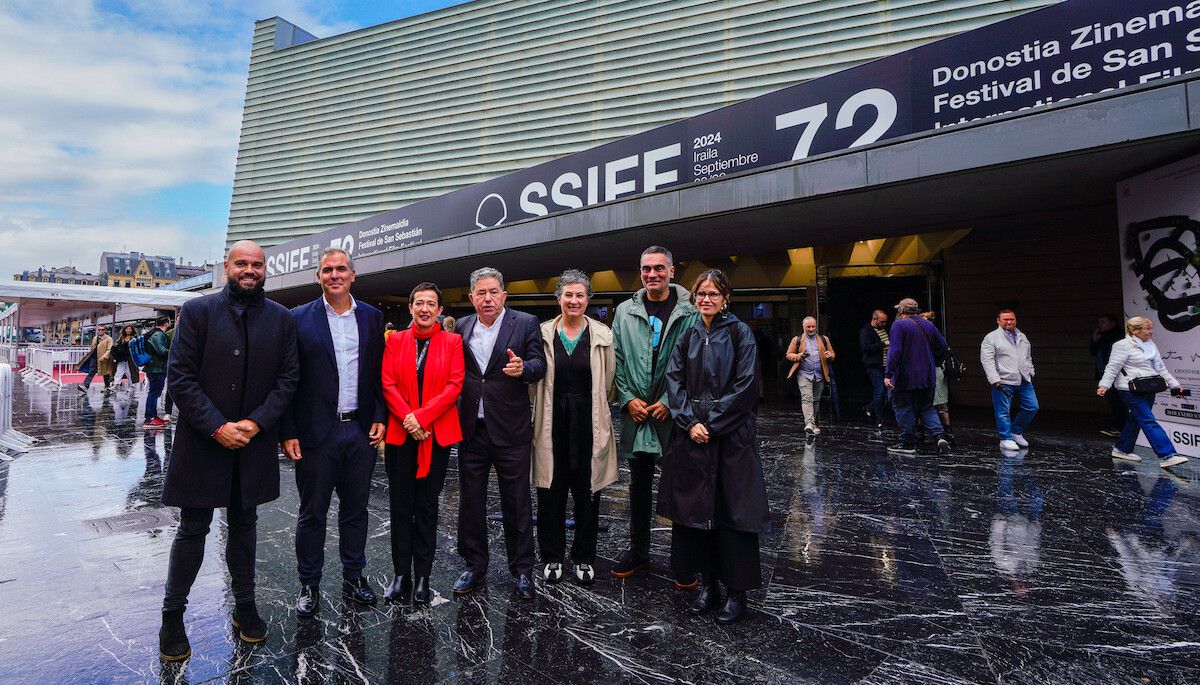 Delegación pontevedresa delante del Kursaal, sede del Festival de San Sebastián