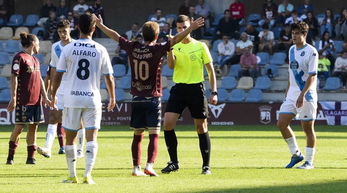 Yelko Pino protesta ao árbitro no partido de liga entre Pontevedra e Deportivo Fabril en Pasarón