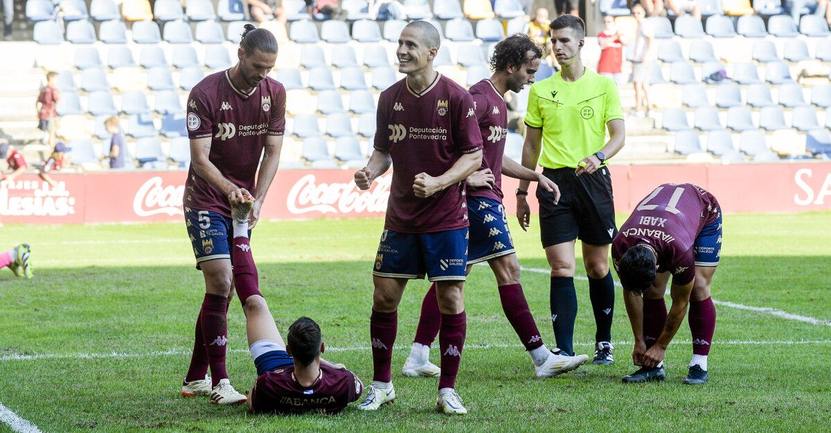 Partido de liga entre Pontevedra e Deportivo Fabril en Pasarón