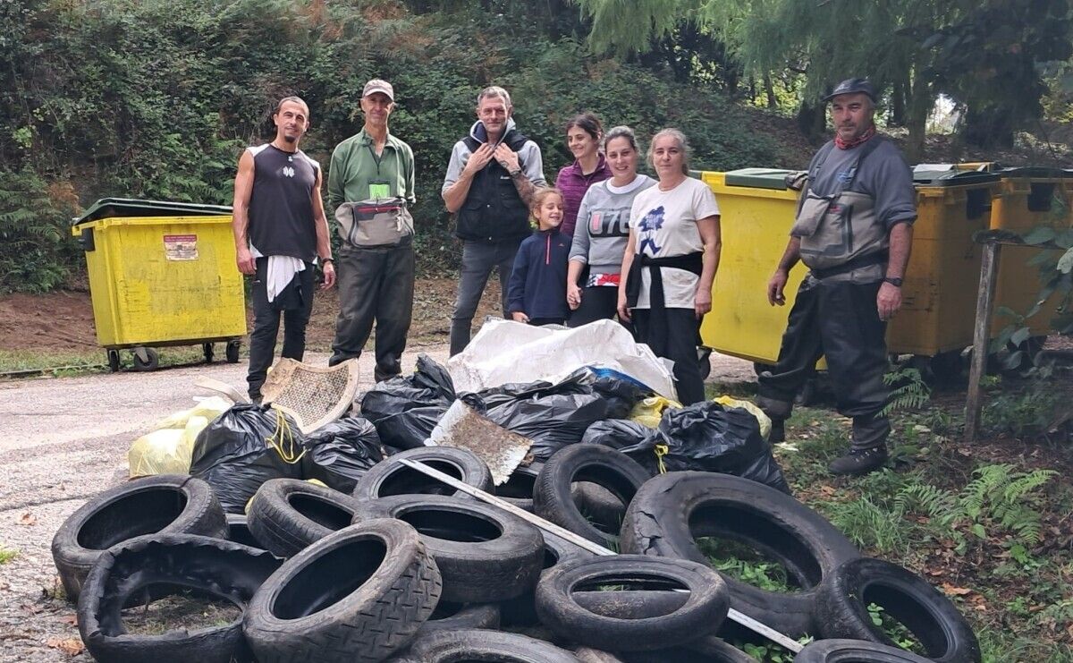 Participantes na Limpeza simultánea dos ríos